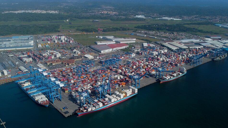 Equipo operativo en terminal de contenedores